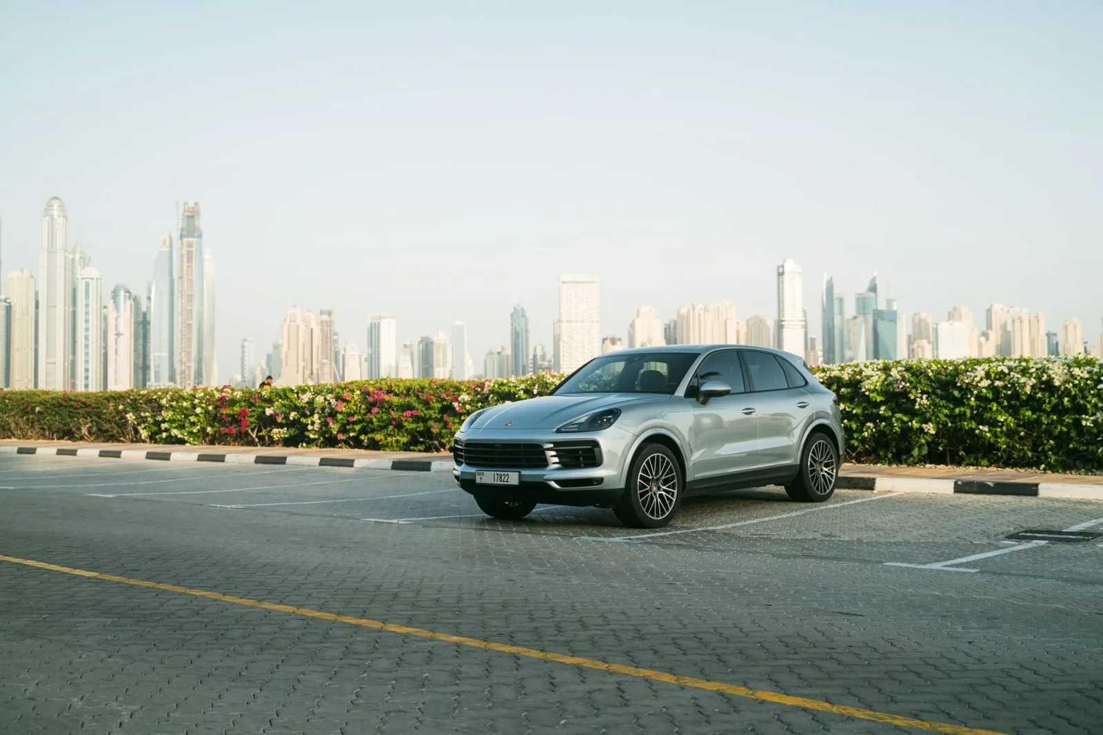 Kiralık Porsche Cayenne  Gümüş 2023 içinde Dubai