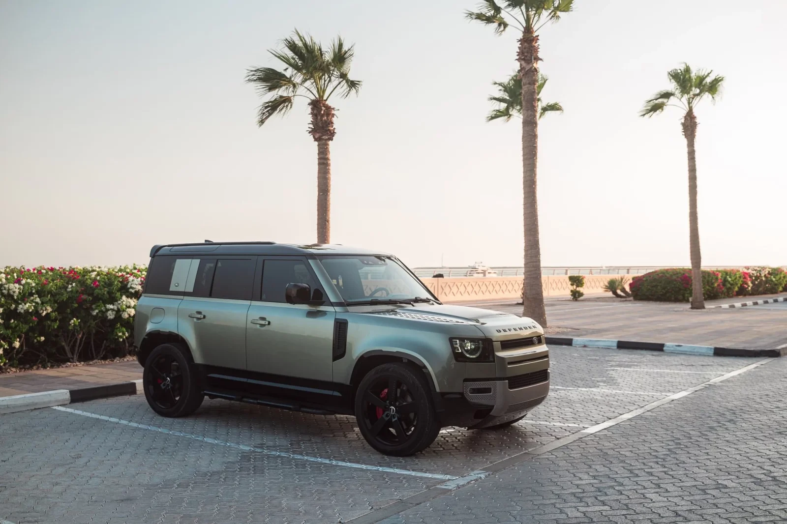Alquiler Land Rover Defender  Verde 2022 en Dubái - 6 