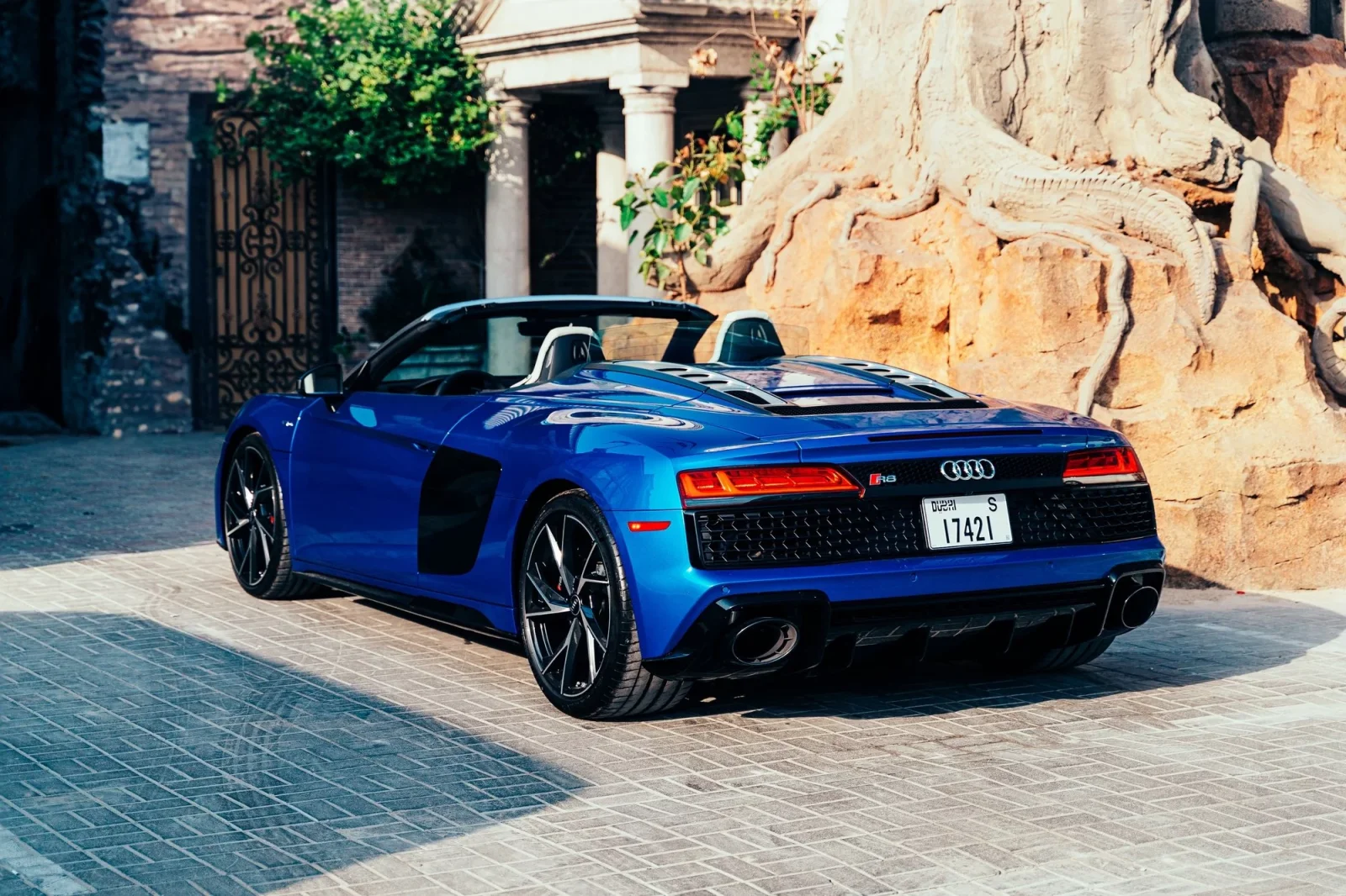 Loyer Audi R8 Spyder Bleu 2022 en Dubai - 4 