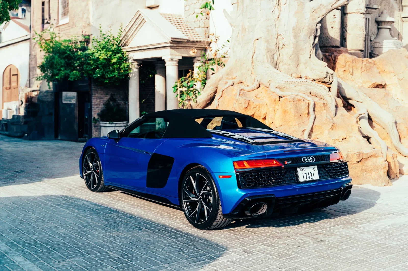 Loyer Audi R8 Spyder Bleu 2022 en Dubai - 2 
