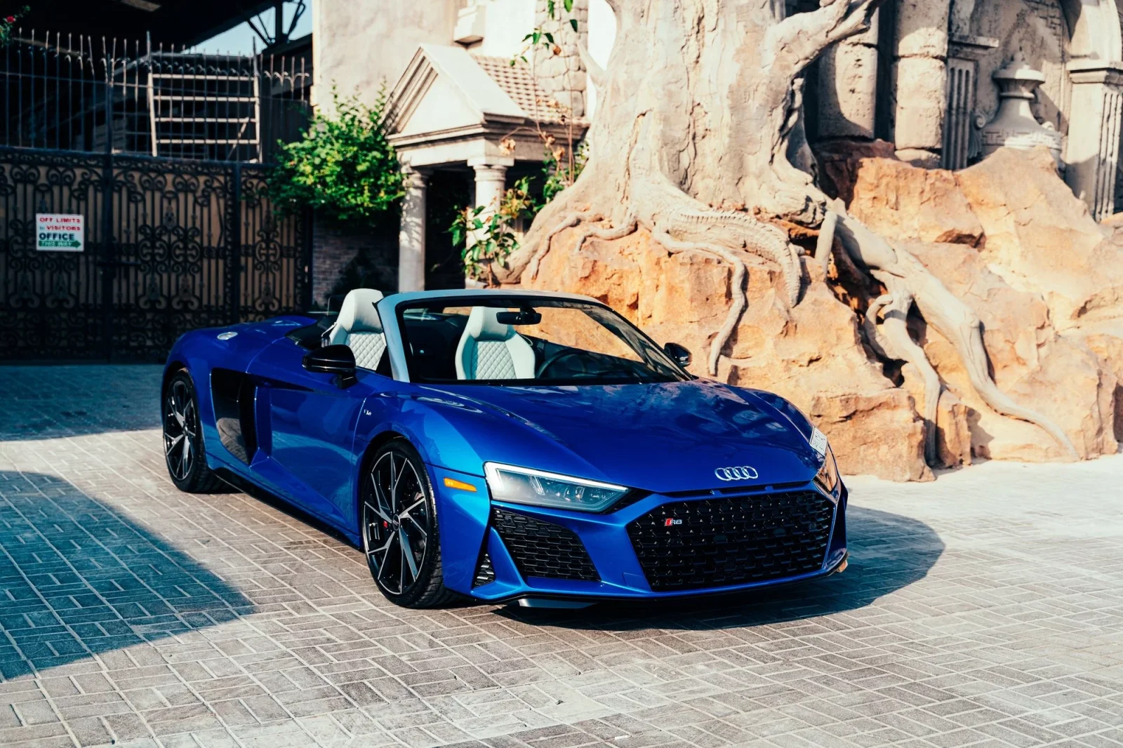 Alquiler Audi R8 Spyder Azul 2022 en Dubái