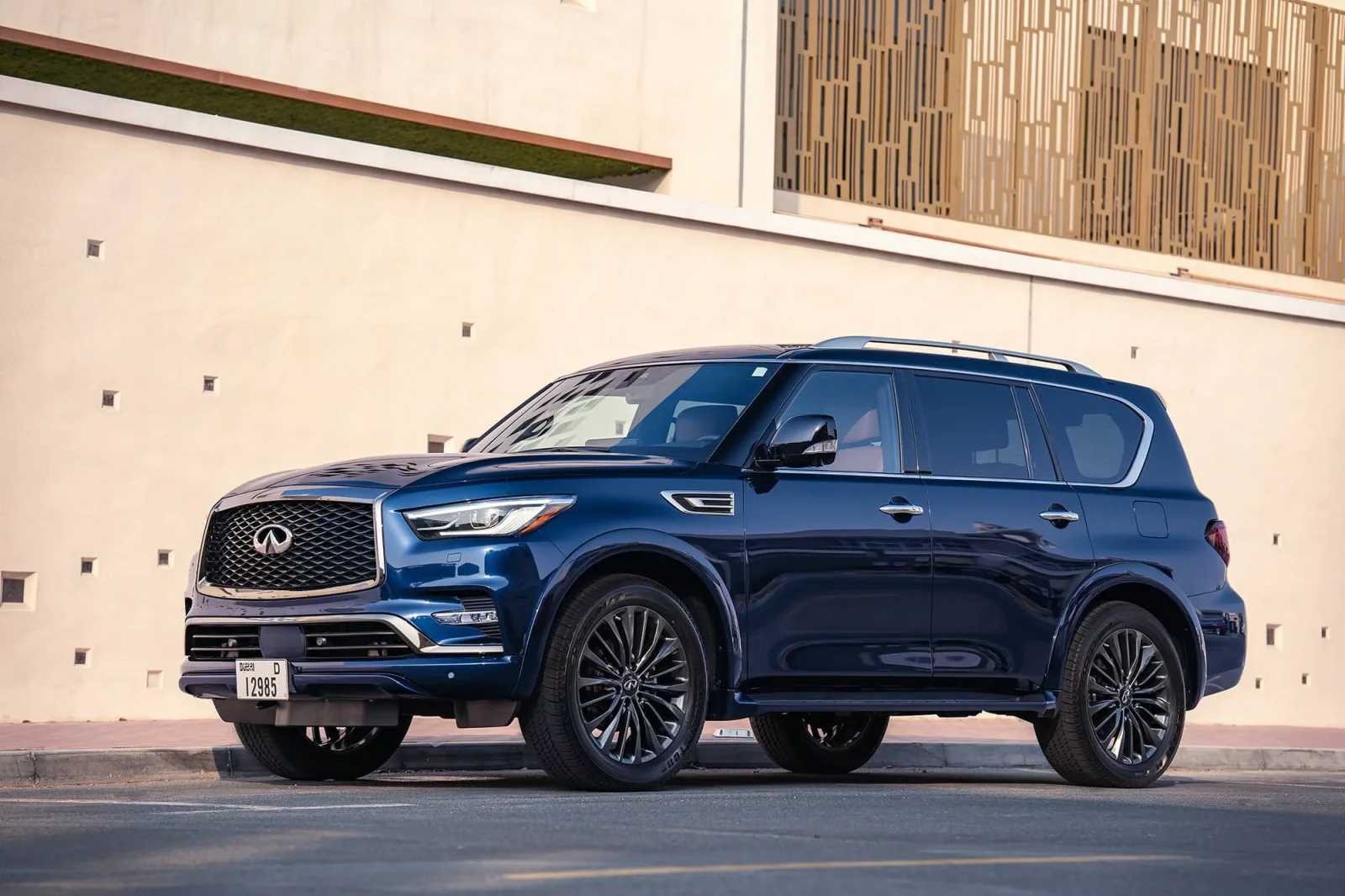 Miete Infiniti QX80  Blau 2022 in der Dubai