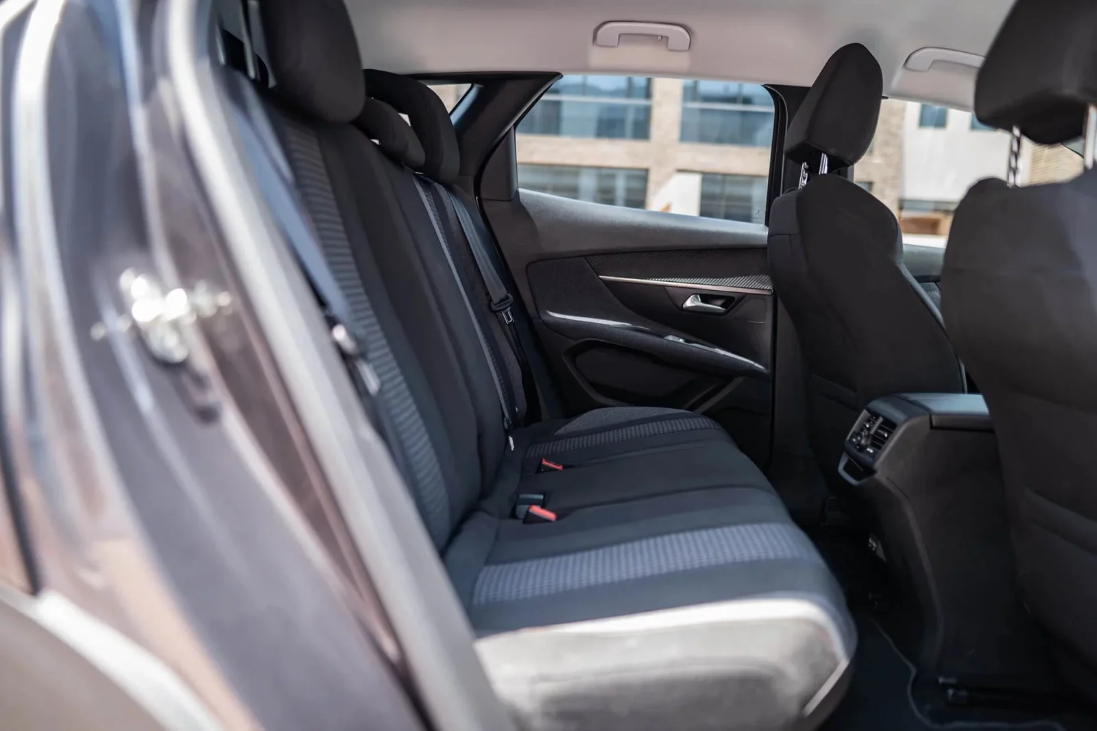 Huren Peugeot 3008  Grijs 2023 in Dubai - 6 