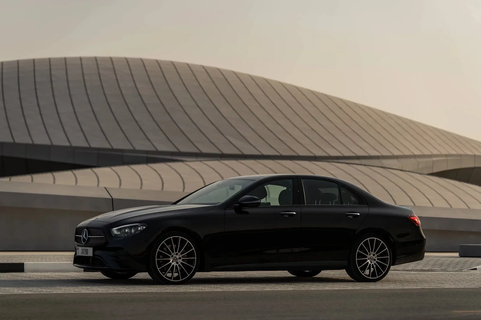 Miete Mercedes-Benz E-Class E300 Schwarz 2022 in der Dubai