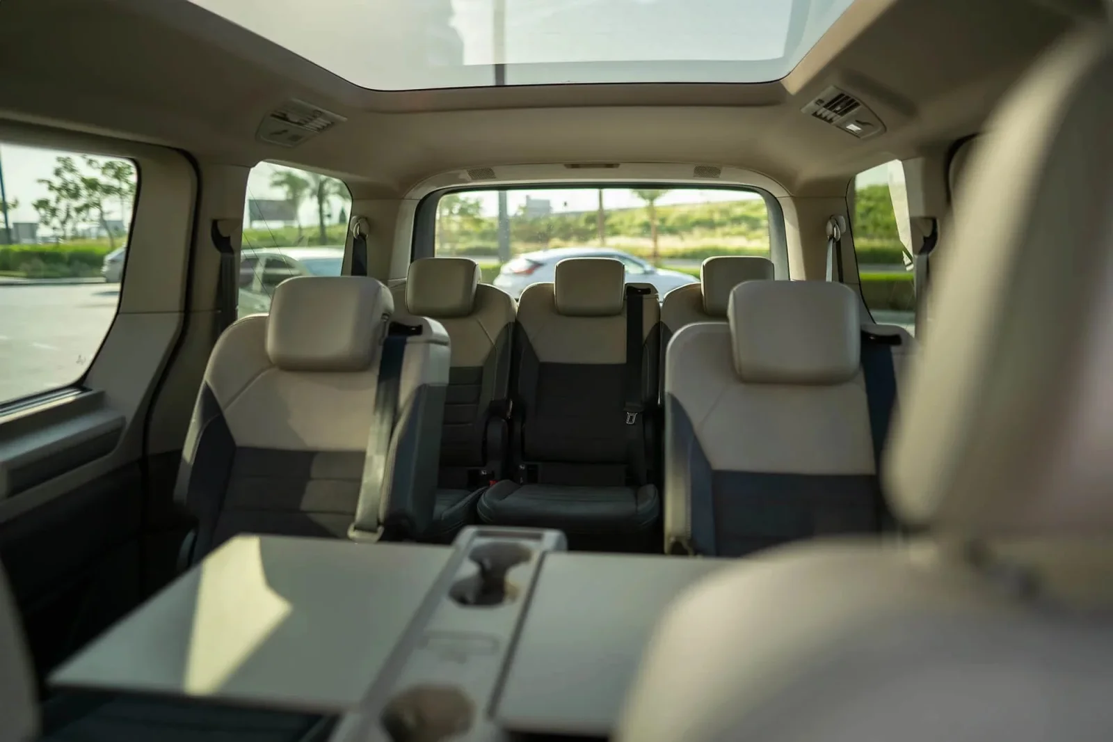 Miete Volkswagen Multivan  Grau 2023 in der Dubai - 10 