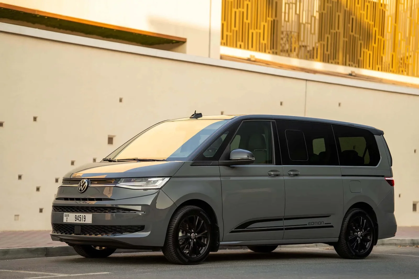 Loyer Volkswagen Multivan  Gris 2023 en Dubai