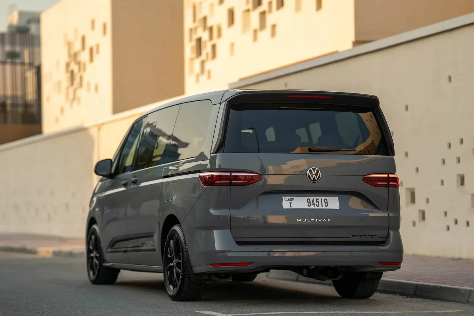 Miete Volkswagen Multivan  Grau 2023 in der Dubai - 4 