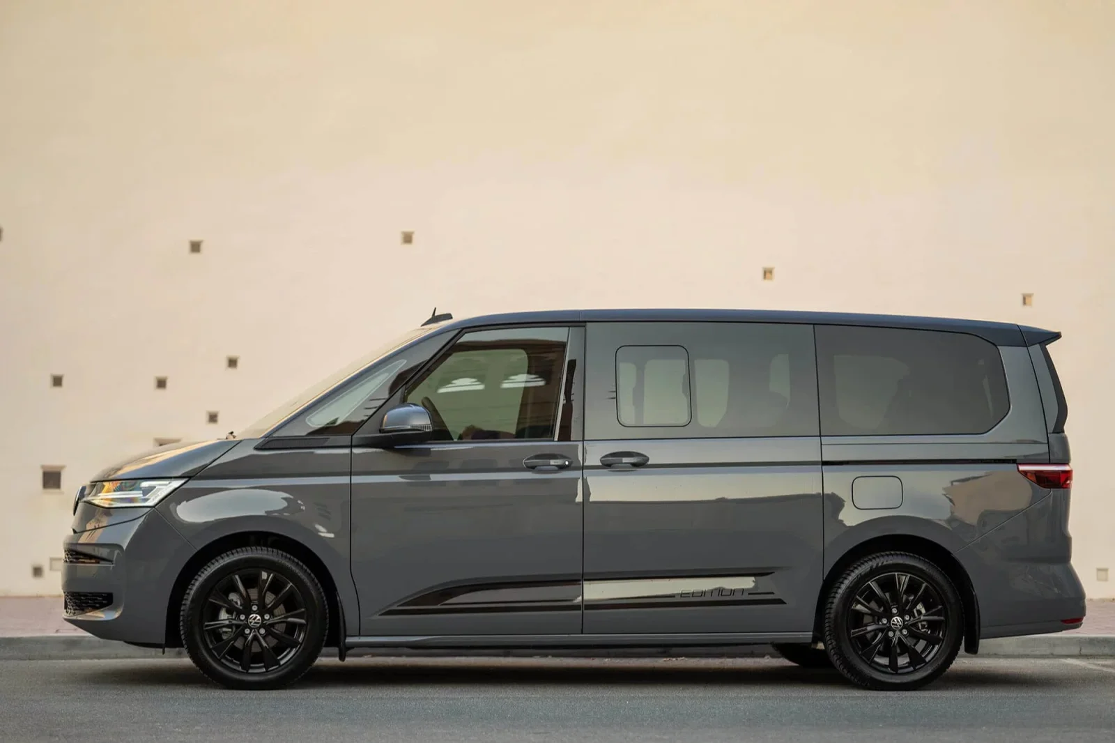 Miete Volkswagen Multivan  Grau 2023 in der Dubai - 2 