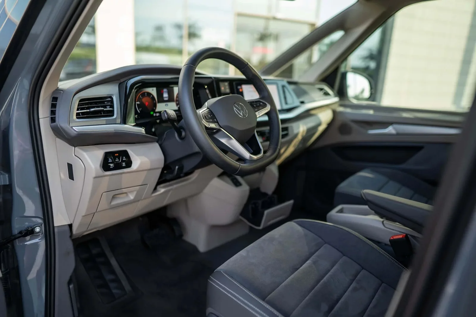 Miete Volkswagen Multivan  Grau 2023 in der Dubai - 11 