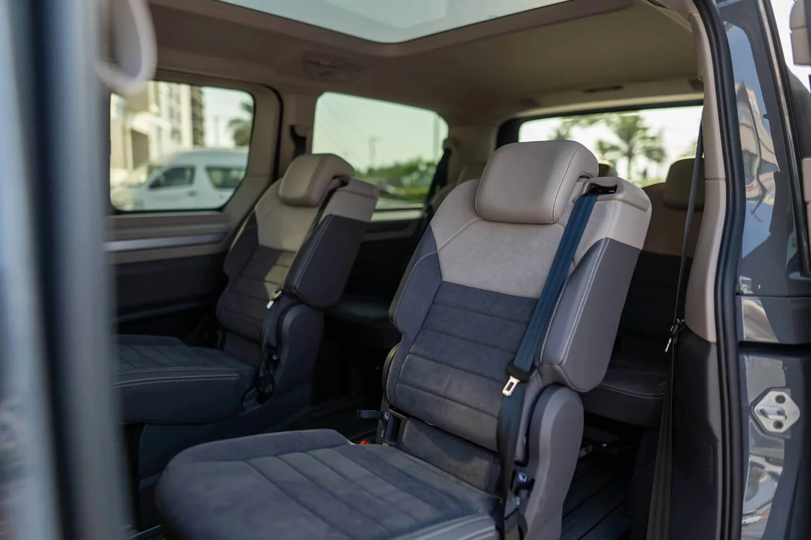 Miete Volkswagen Multivan  Grau 2023 in der Dubai - 9 