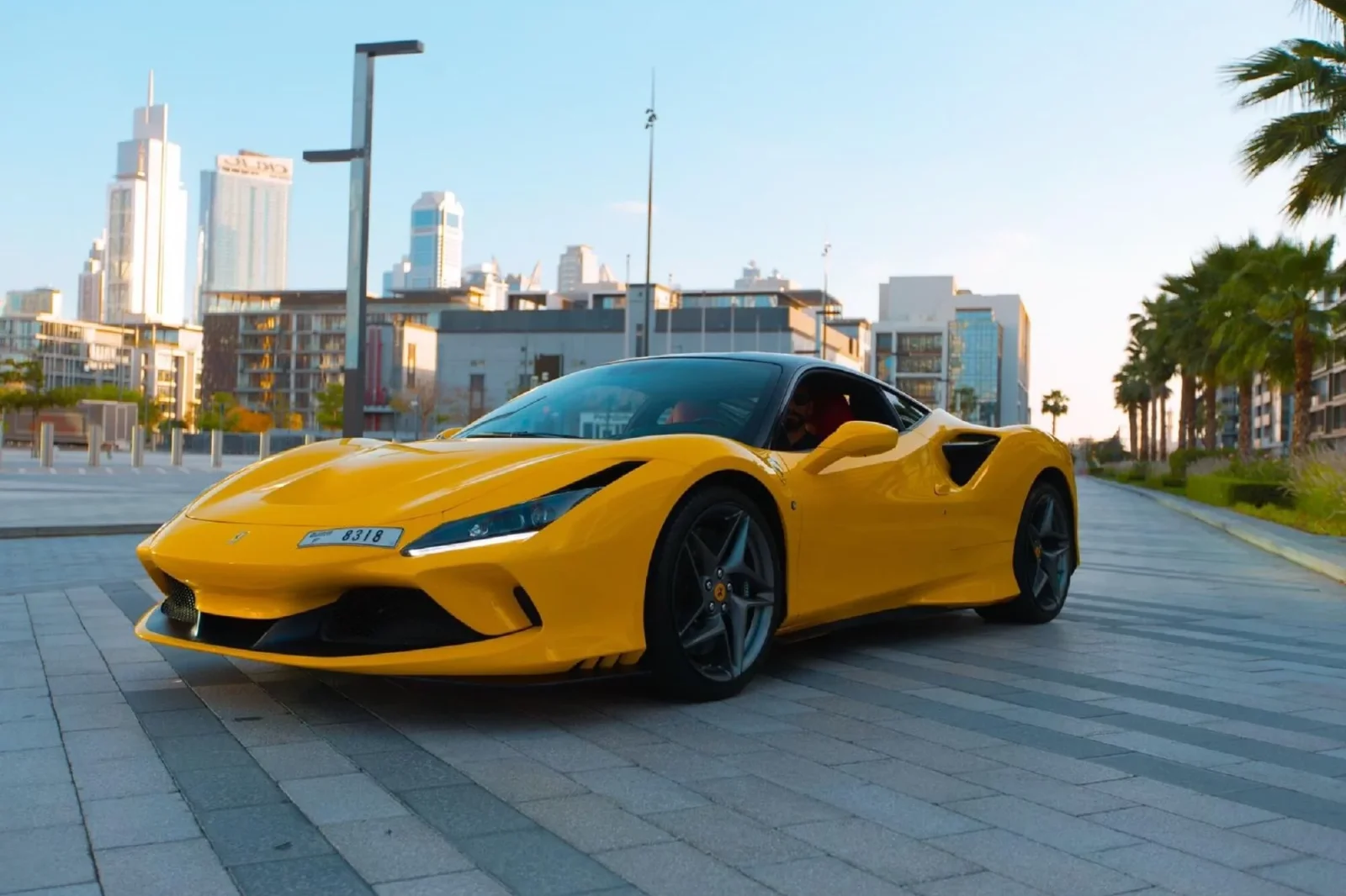 Miete Ferrari F8 Spider  Gelb 2022 in der Dubai