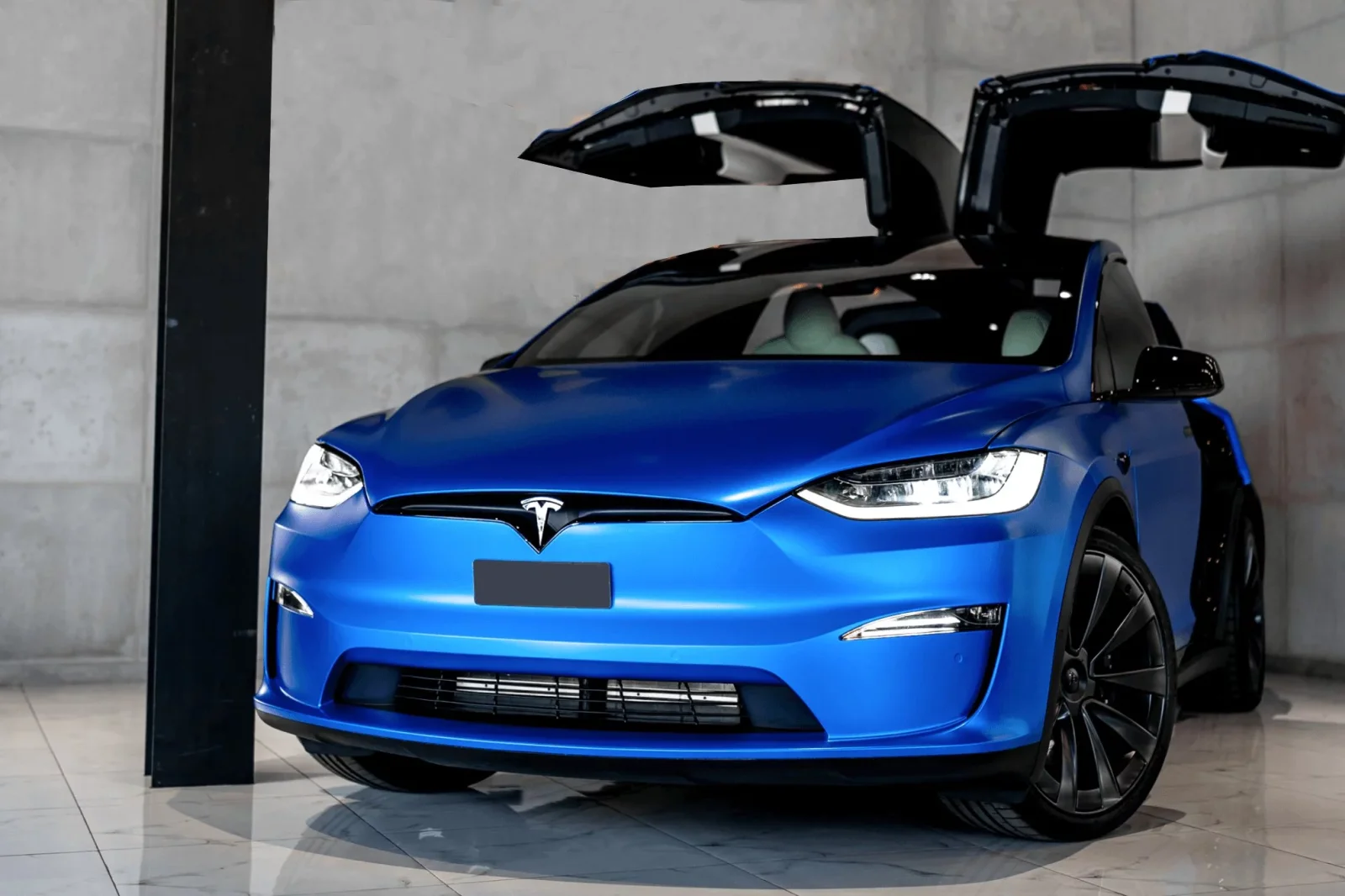 Alquiler Tesla Model X Plaid Azul 2022 en Dubái