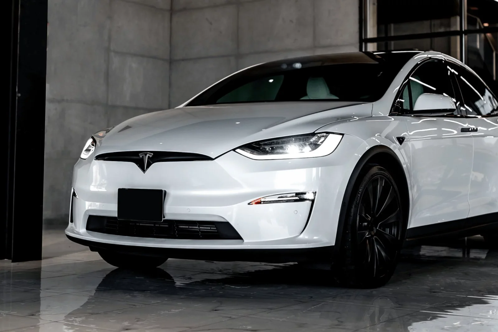 Kiralık Tesla Model X Plaid Beyaz 2022 içinde Dubai