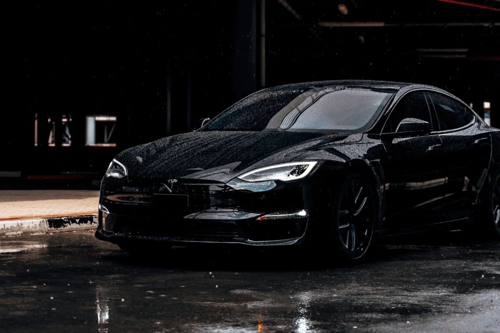 Miete Tesla Model S Plaid Schwarz 2022 in der Dubai