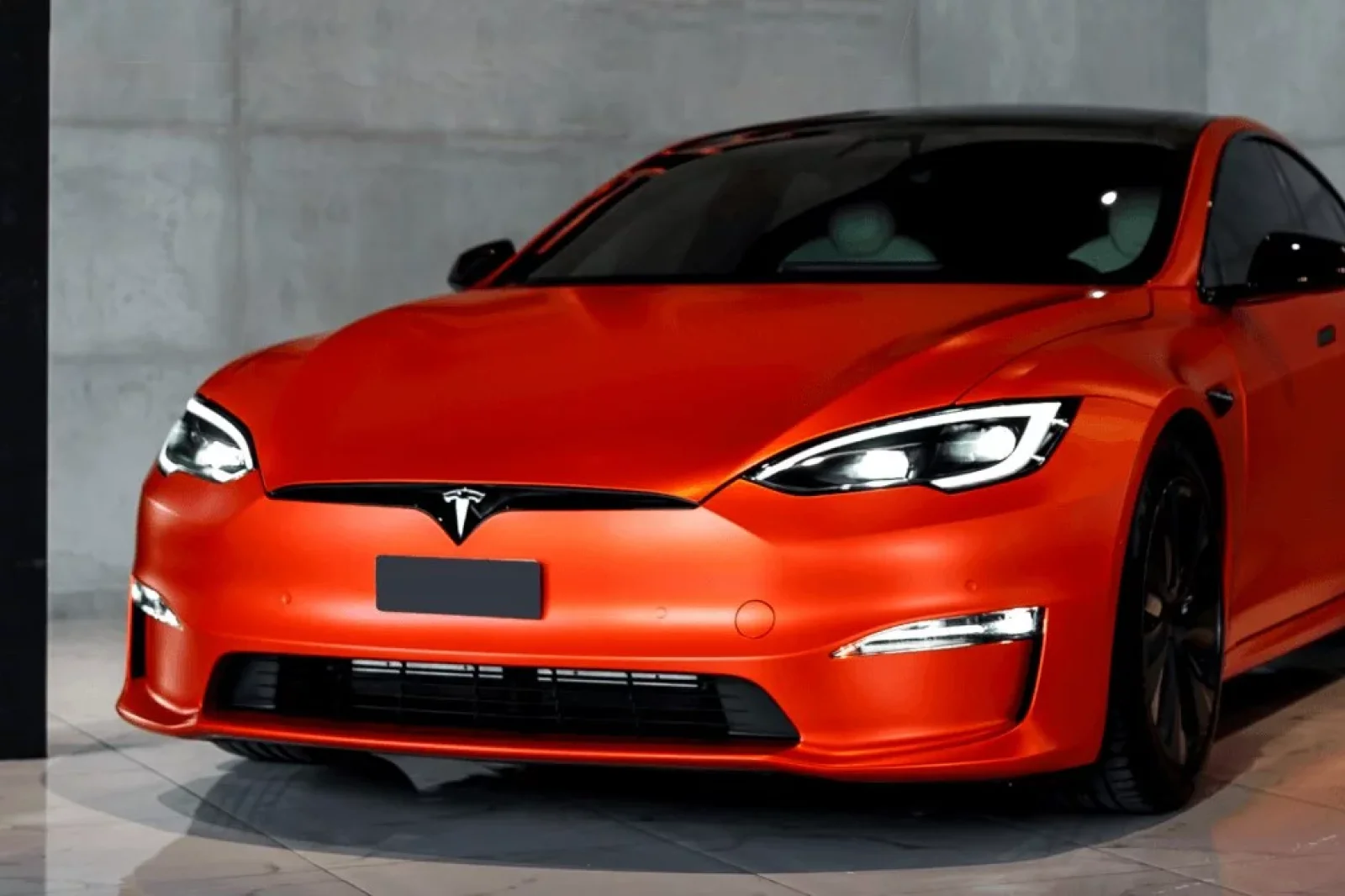 Miete Tesla Model S Plaid Orange 2022 in der Dubai