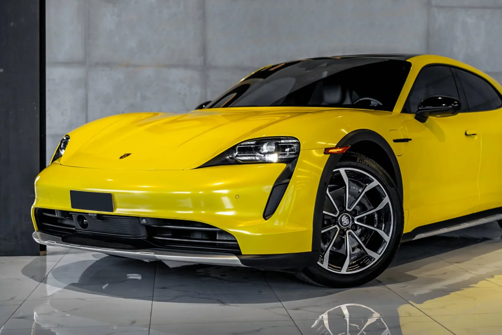 Affitto Porsche Taycan Cross Turismo Giallo 2022 in Dubai