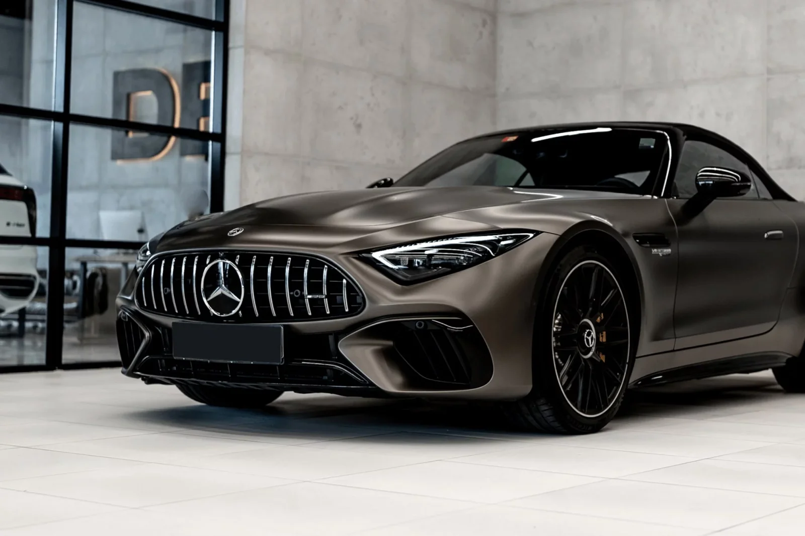 Affitto Mercedes-Benz SL-Class SL63 AMG Marrone 2022 in Dubai