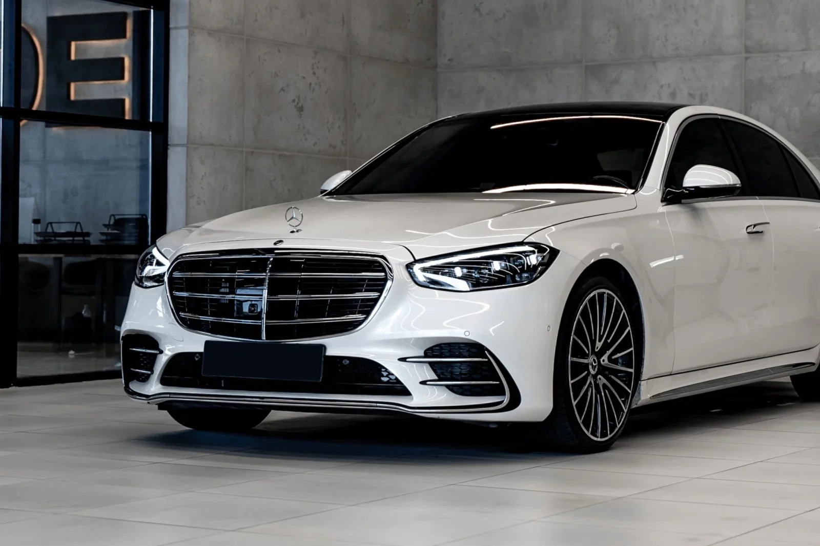 Loyer Mercedes-Benz S-Class S500 Blanc 2022 en Dubai