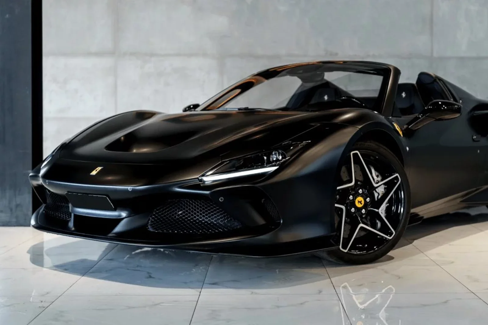 Miete Ferrari F8 Spider  Schwarz 2022 in der Dubai