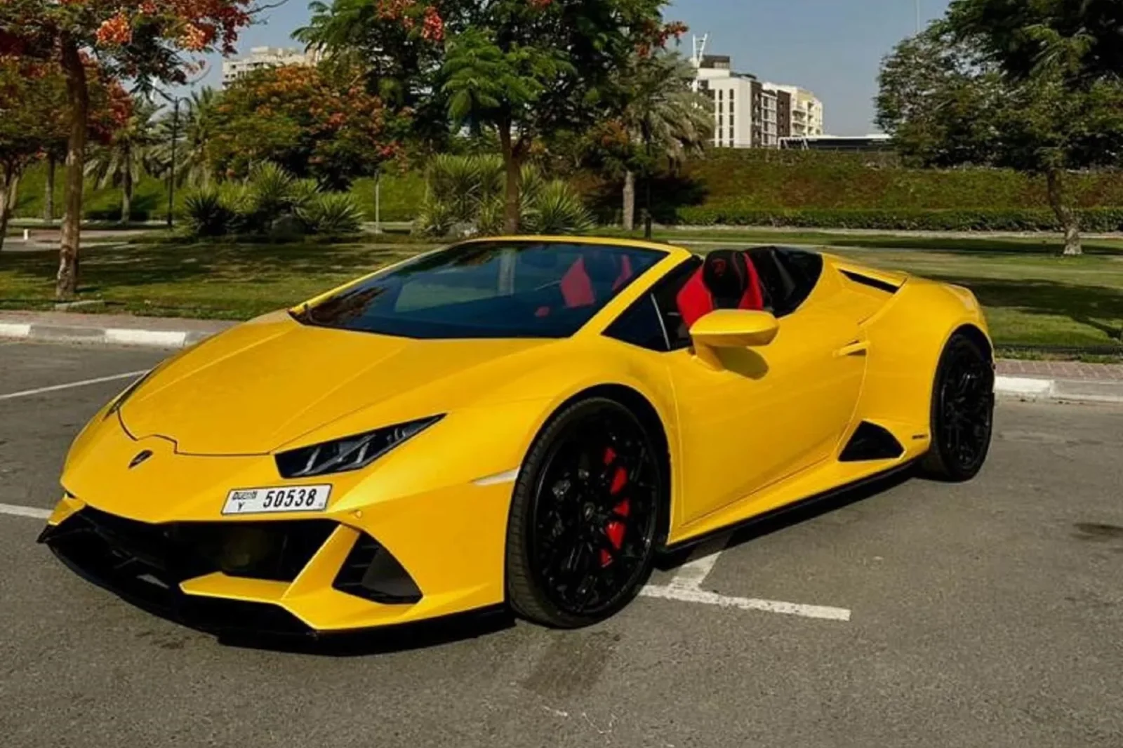 Miete Lamborghini Huracan Evo Spyder Gelb 2022 in der Dubai