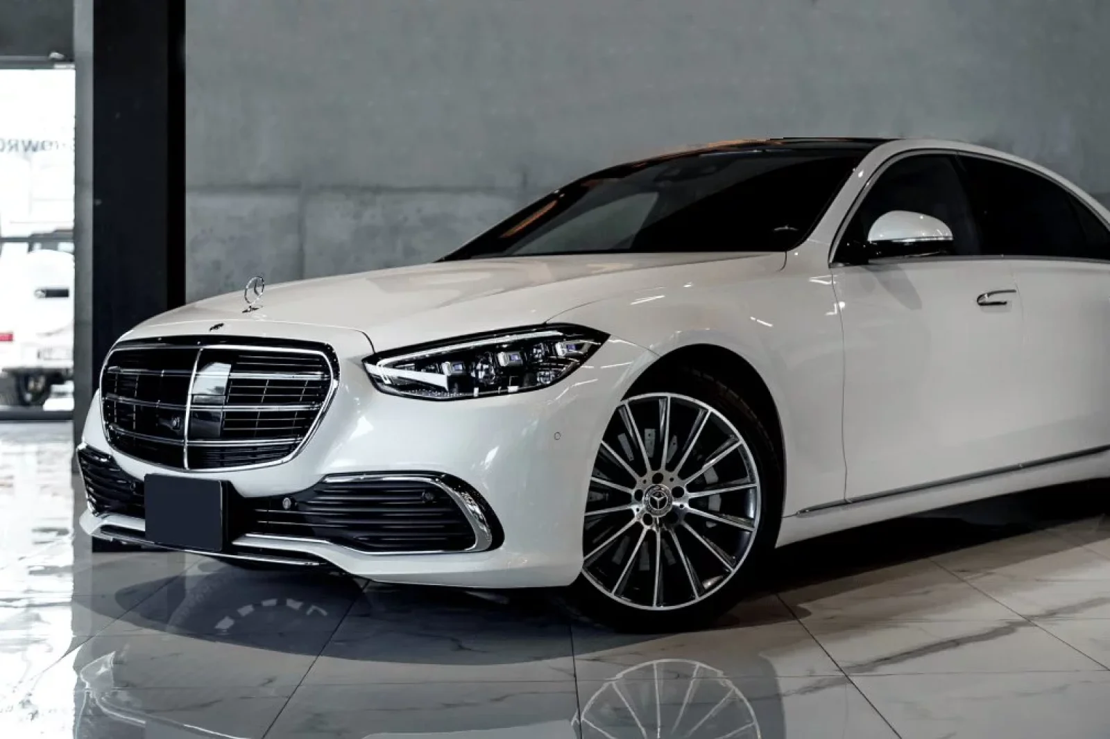 Kiralık Mercedes-Benz S-Class S500 Beyaz 2022 içinde Dubai