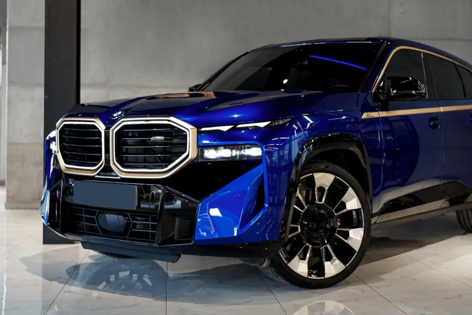 Miete BMW XM  Blau 2023 in der Dubai