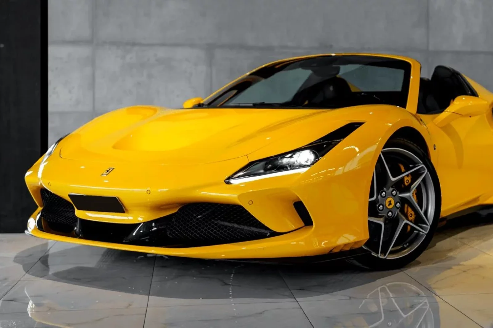 Alquiler Ferrari F8 Spider  Amarillo 2022 en Dubái