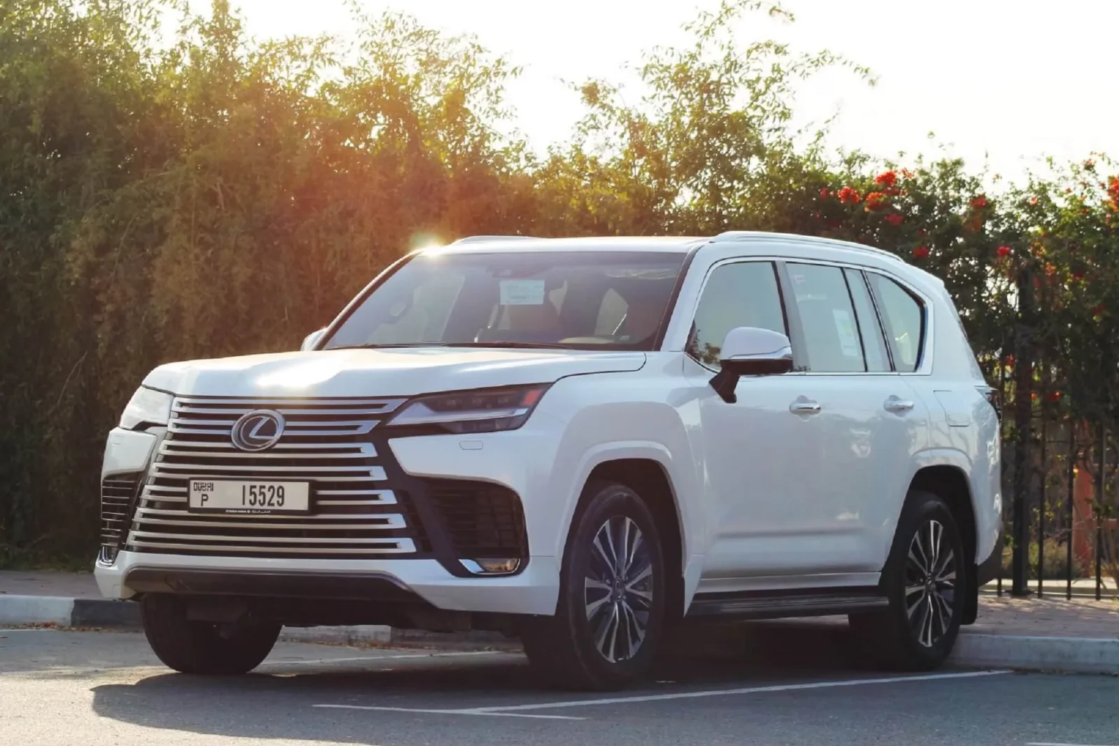 Alquiler Lexus LX600  Blanco 2023 en Dubái