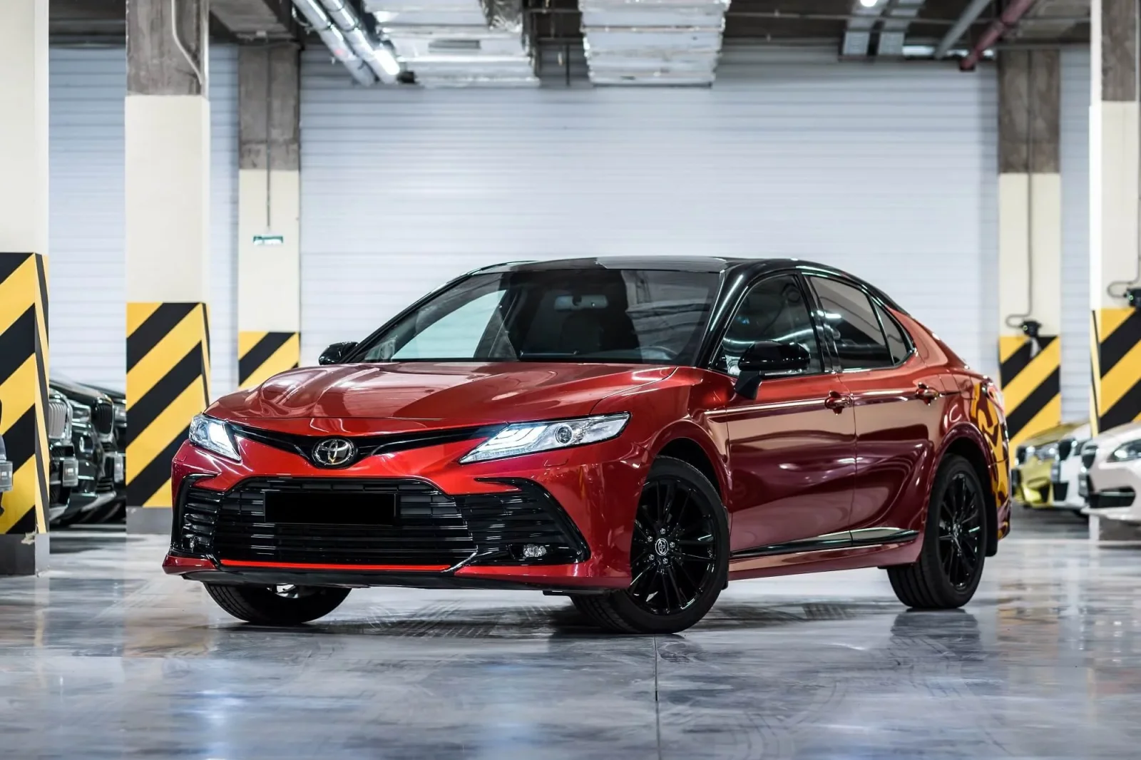 Kiralık Toyota Camry GR Sport Kırmızı 2022 içinde Dubai