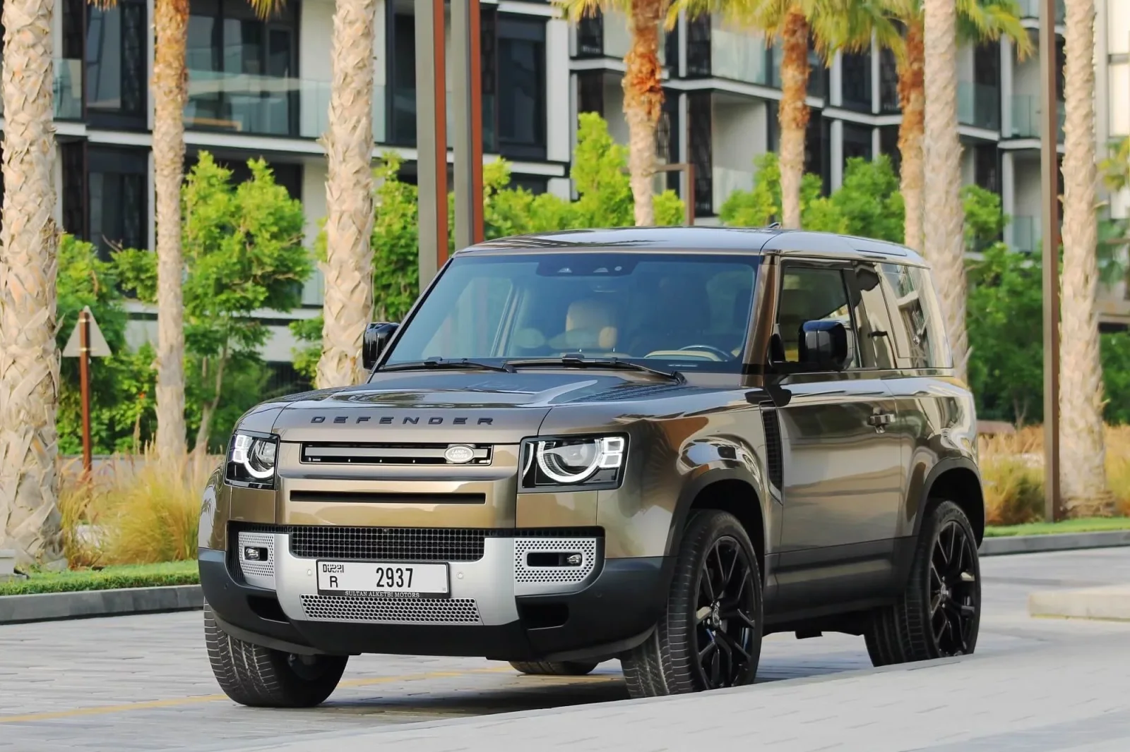 Miete Land Rover Defender  Braun 2022 in der Dubai