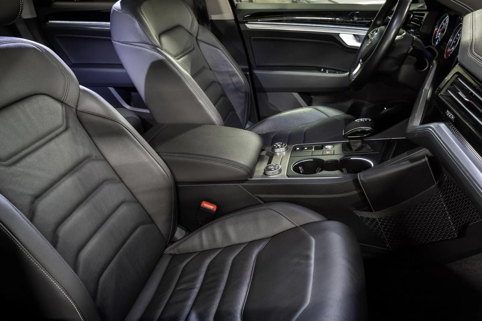 Huren Volkswagen Touareg  Bruin 2021 in Dubai - 6 