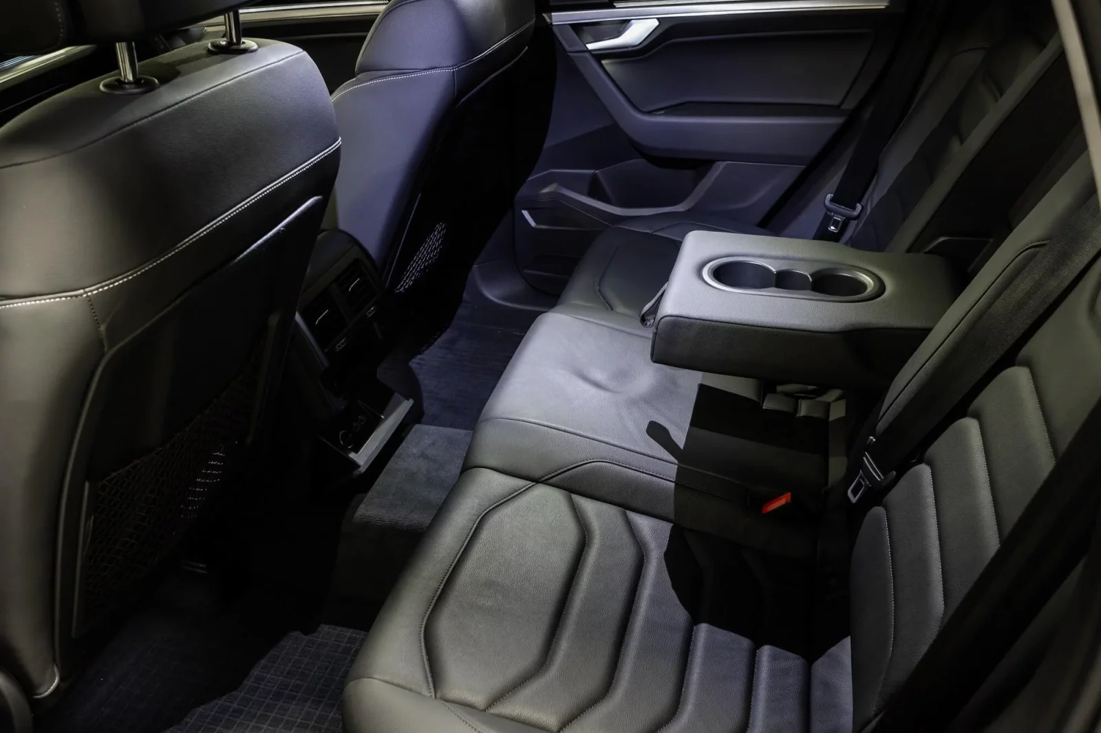 Huren Volkswagen Touareg  Bruin 2021 in Dubai - 7 