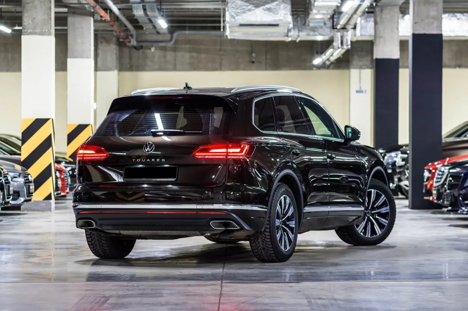 Huren Volkswagen Touareg  Bruin 2021 in Dubai - 3 
