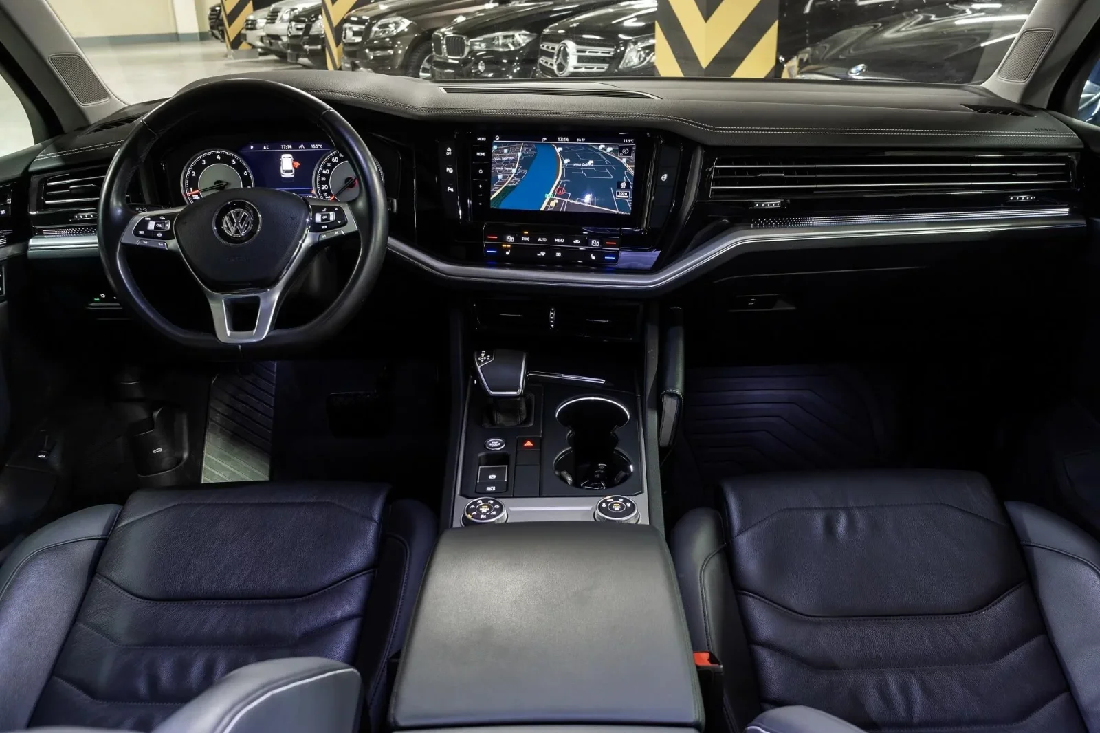 Huren Volkswagen Touareg  Bruin 2021 in Dubai - 5 