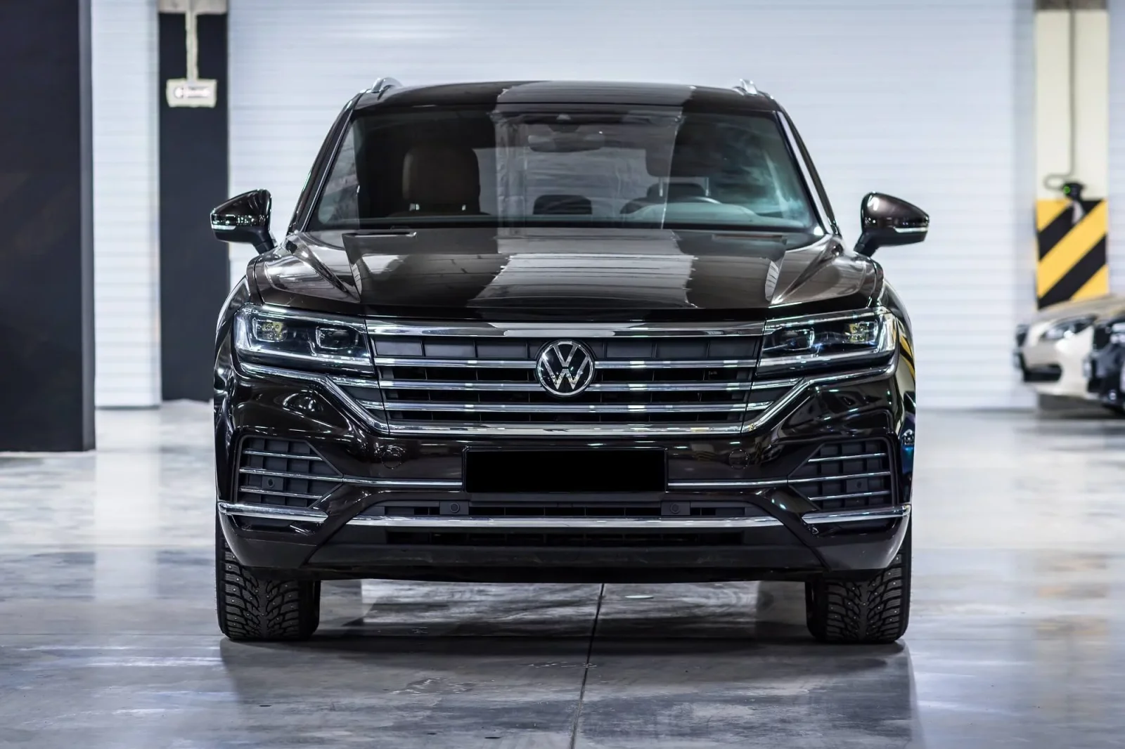 Huren Volkswagen Touareg  Bruin 2021 in Dubai - 2 