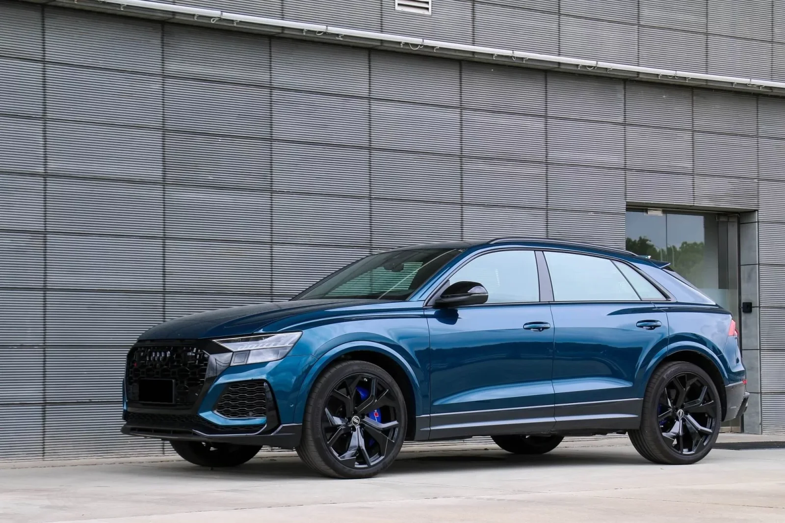 Alquiler Audi RS Q8  Azul 2021 en Dubái