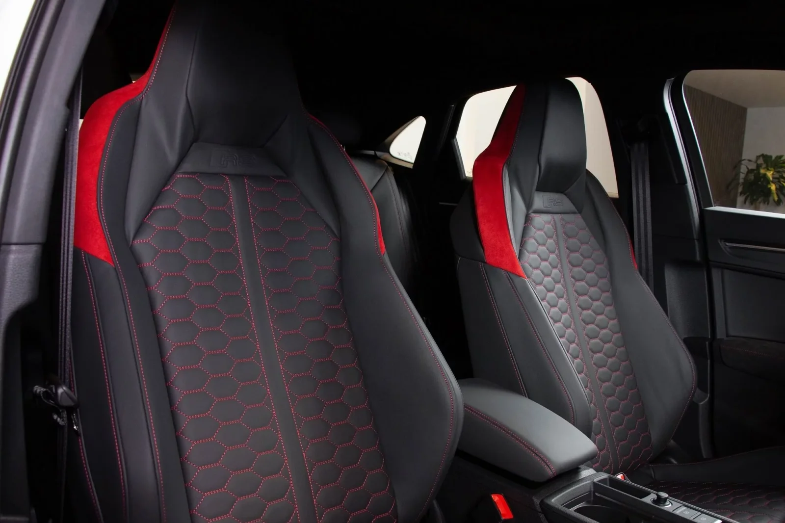 Alquiler Audi RS Q3 Sportback Blanco 2022 en Dubái - 7 