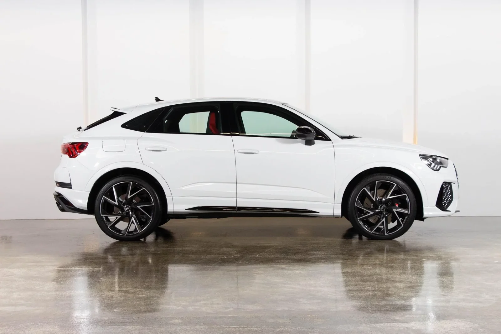 Alquiler Audi RS Q3 Sportback Blanco 2022 en Dubái - 3 