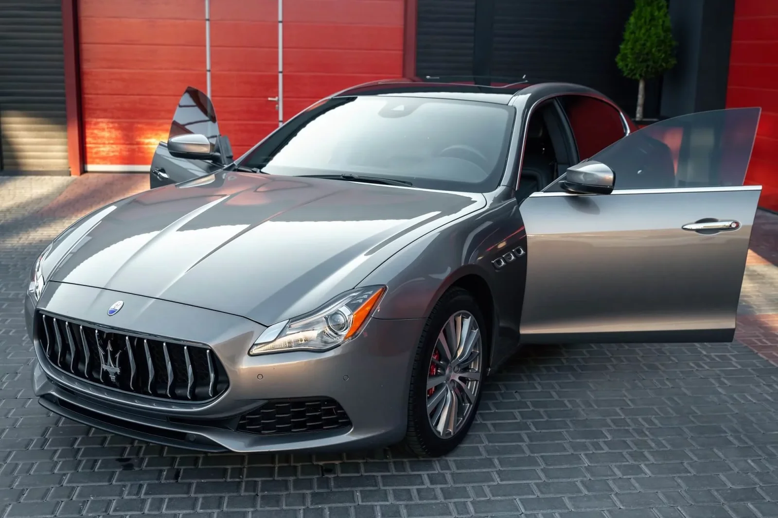Kiralık Maserati Ghibli  Gri 2022 içinde Dubai - 4 