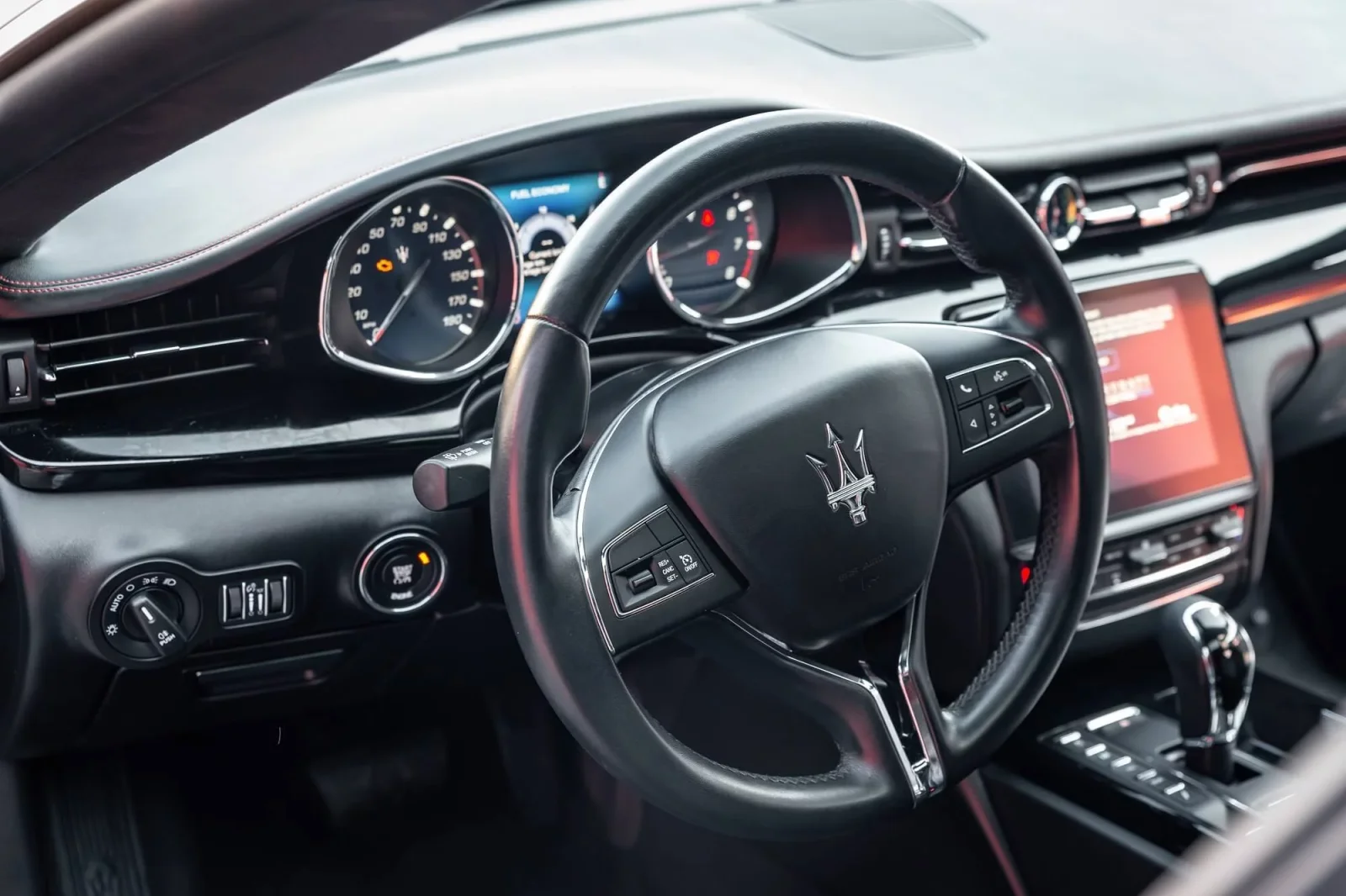 Kiralık Maserati Ghibli  Gri 2022 içinde Dubai - 6 