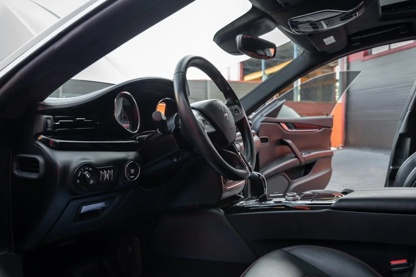 Kiralık Maserati Ghibli  Gri 2022 içinde Dubai - 8 