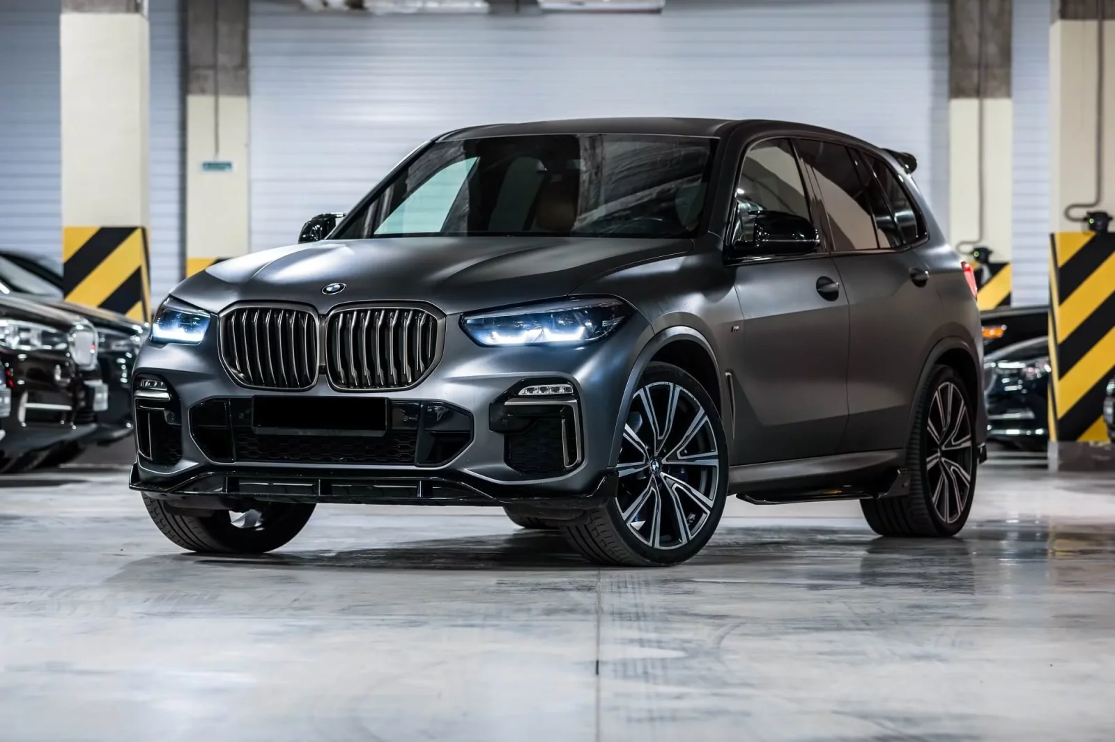 Miete BMW X5  Grau 2022 in der Dubai