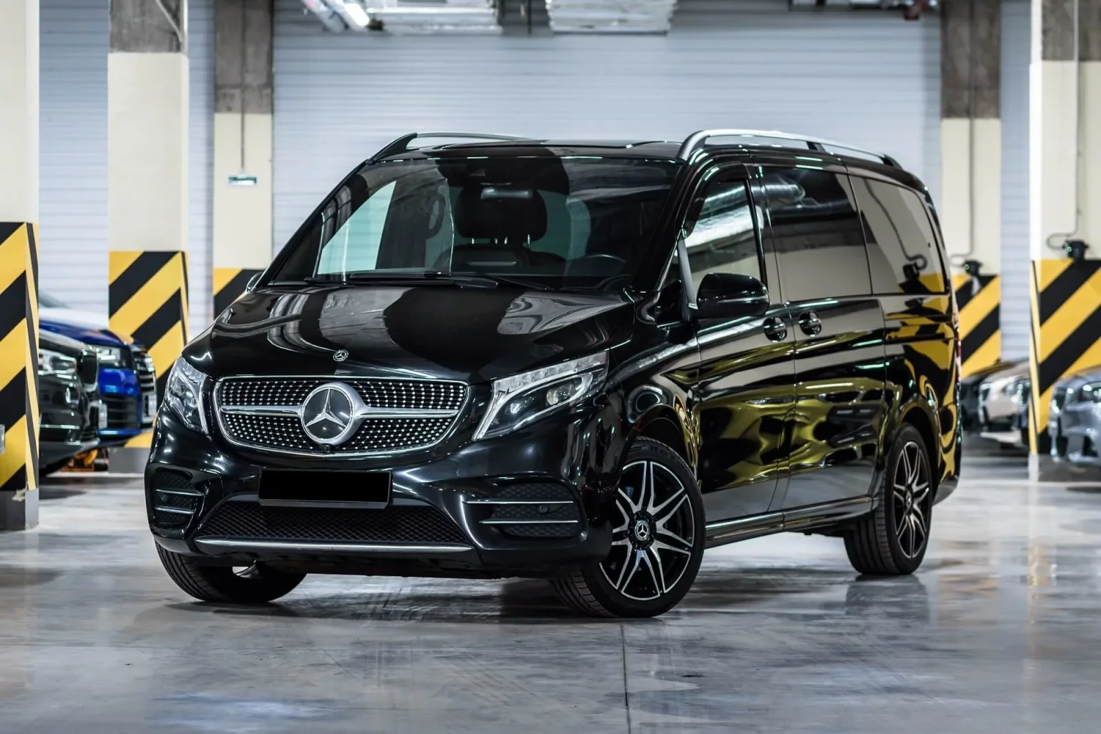 Miete Mercedes-Benz V-Class XL Schwarz 2022 in der Dubai