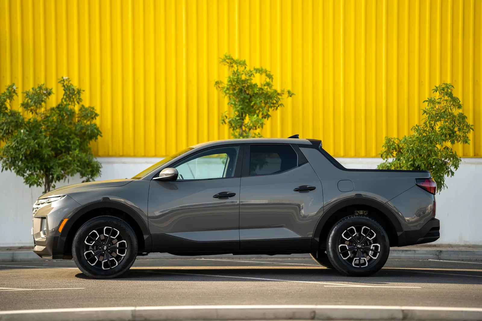 Huren Hyundai Santa Cruz  Grijs 2022 in Dubai - 1 