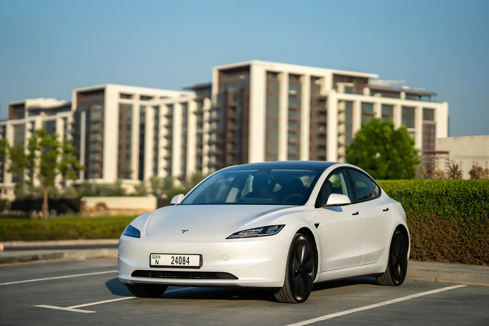 Kiralık Tesla Model 3  Beyaz 2024 içinde Dubai