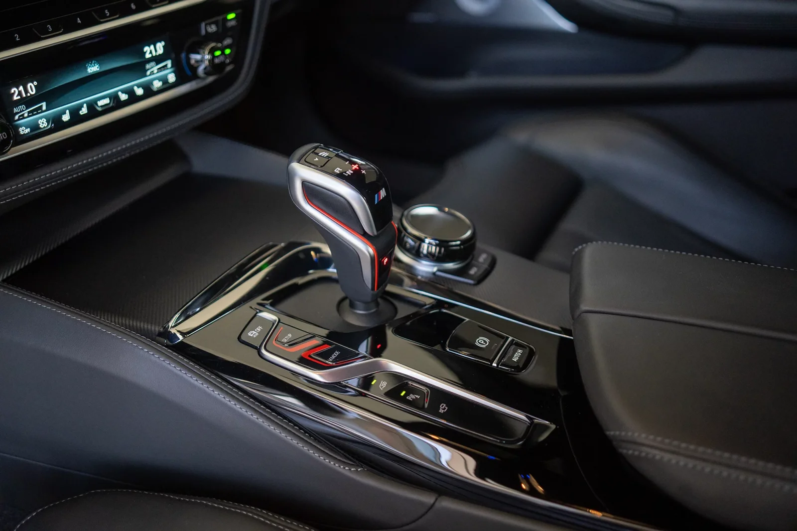 Huren BMW M5 Competition Geel 2023 in Dubai - 8 