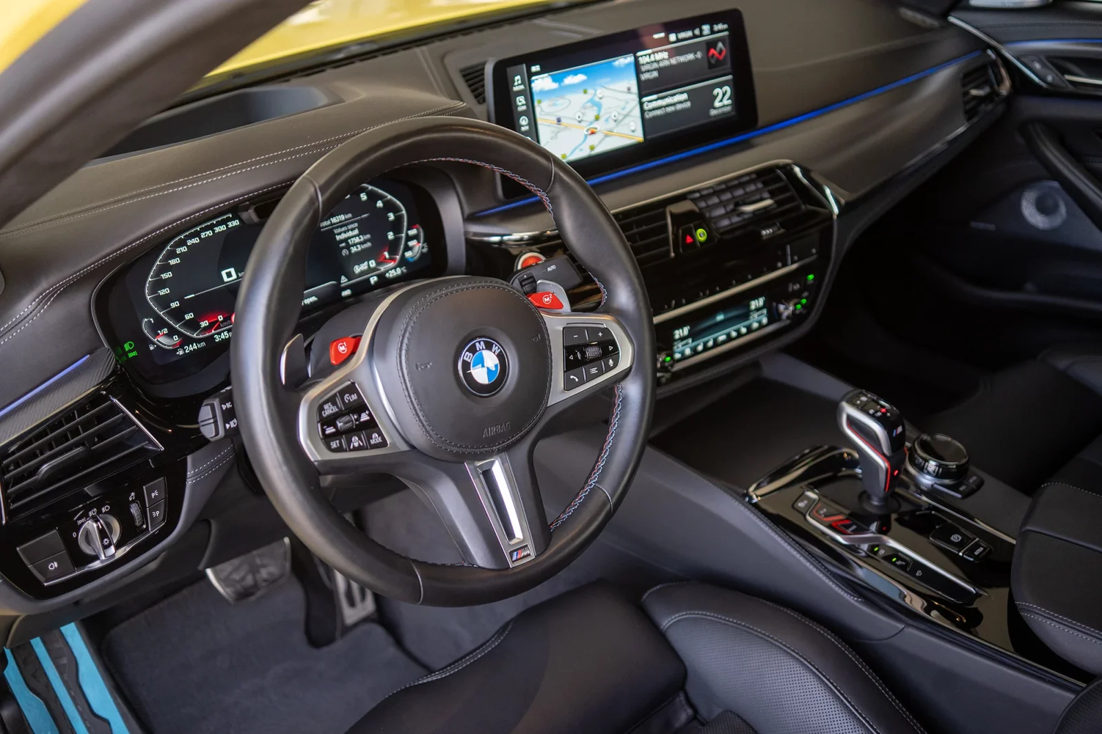 Huren BMW M5 Competition Geel 2023 in Dubai - 9 