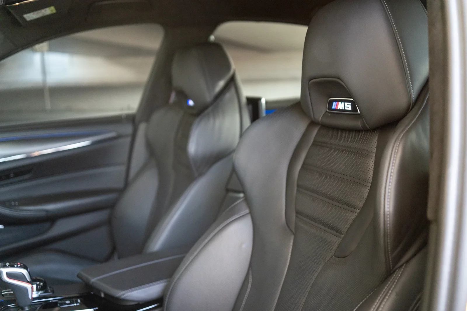 Huren BMW M5 Competition Geel 2023 in Dubai - 10 