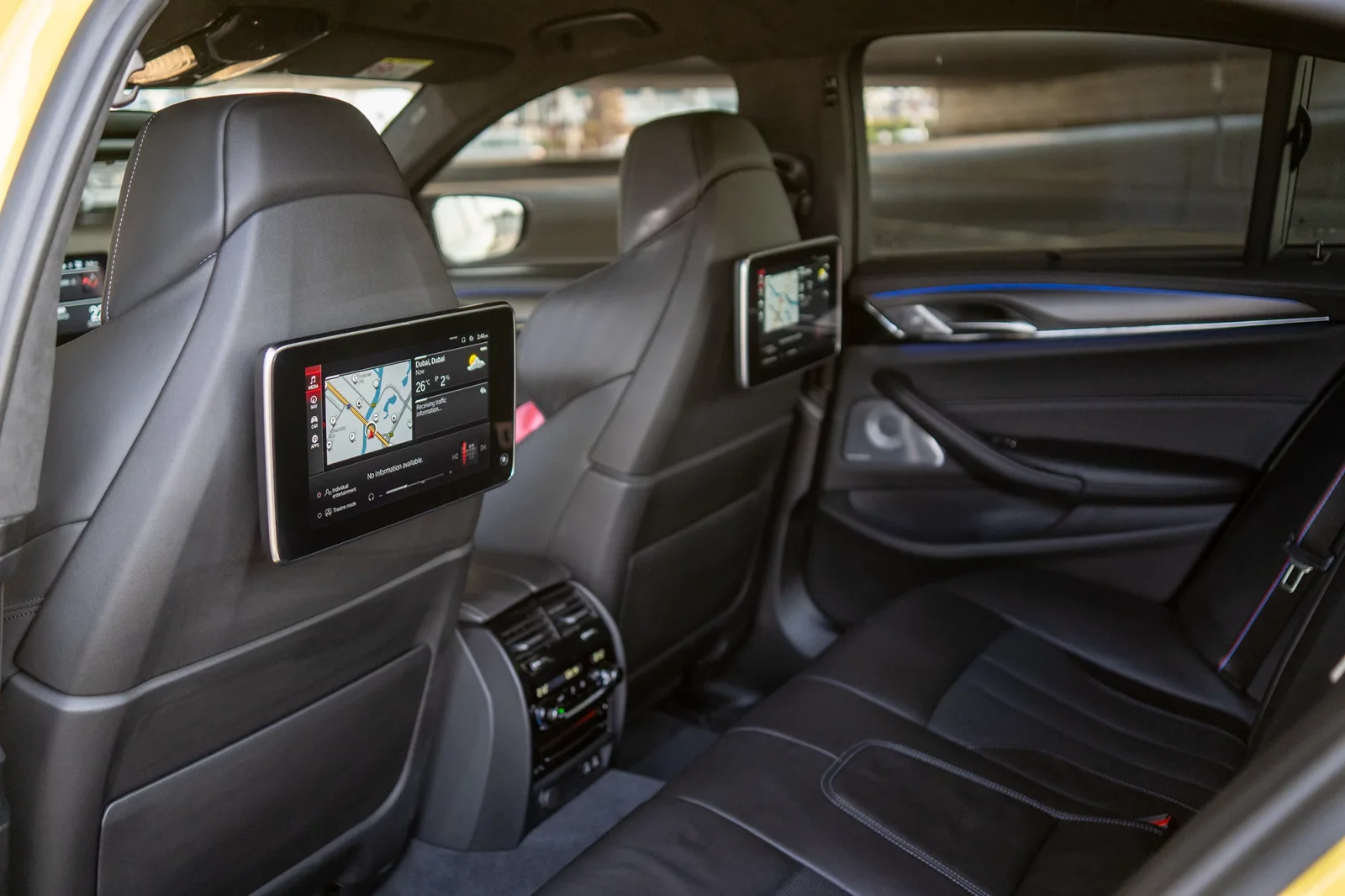 Huren BMW M5 Competition Geel 2023 in Dubai - 7 