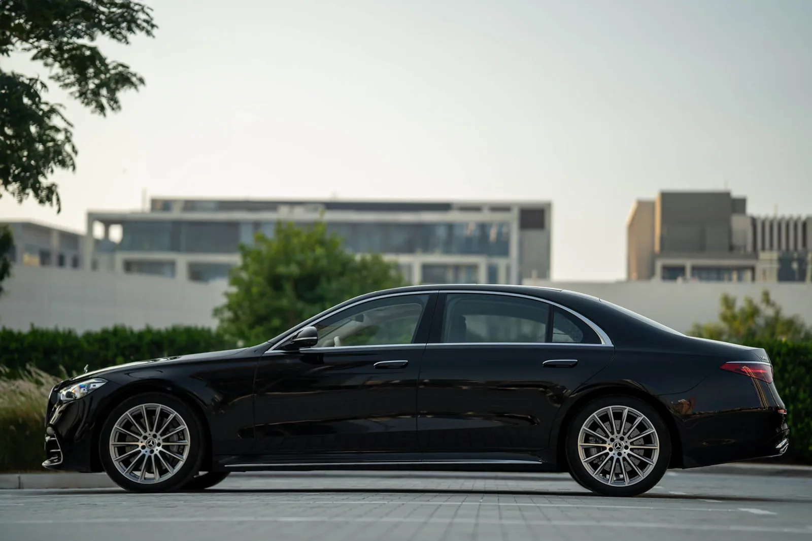 Huren Mercedes-Benz S-Class S450L Zwart 2023 in Dubai - 4 